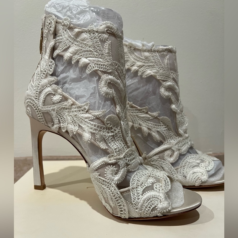 Ivory Imagine Vince Camuto Randal Bridal Heels Size 8